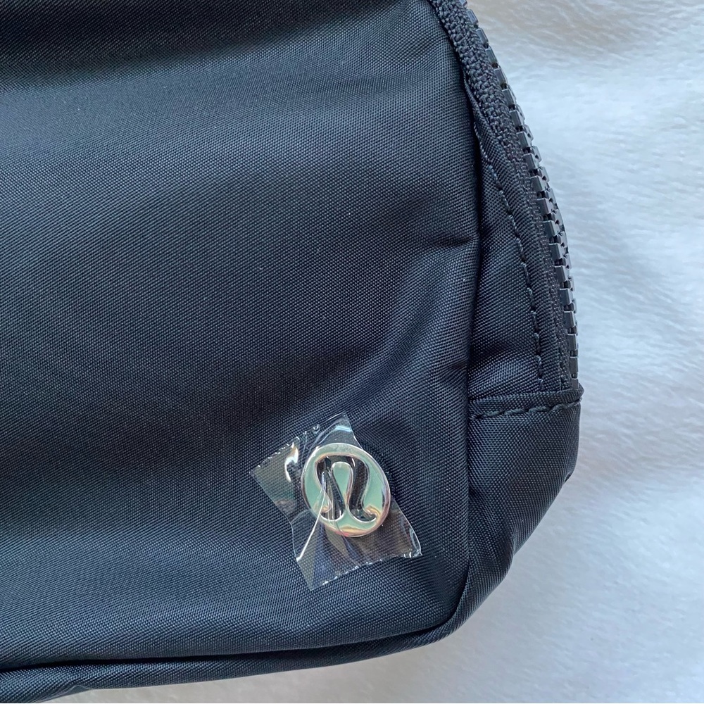 Lululemon Everywhere Belt Bag 1L Black Unisex NWT - Picture 13 of 14